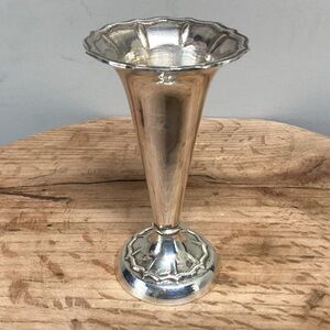 ⚫️ Vintage & Stunning - Silver Plated Fluted Trumpet Style Bud Vase - Beautiful